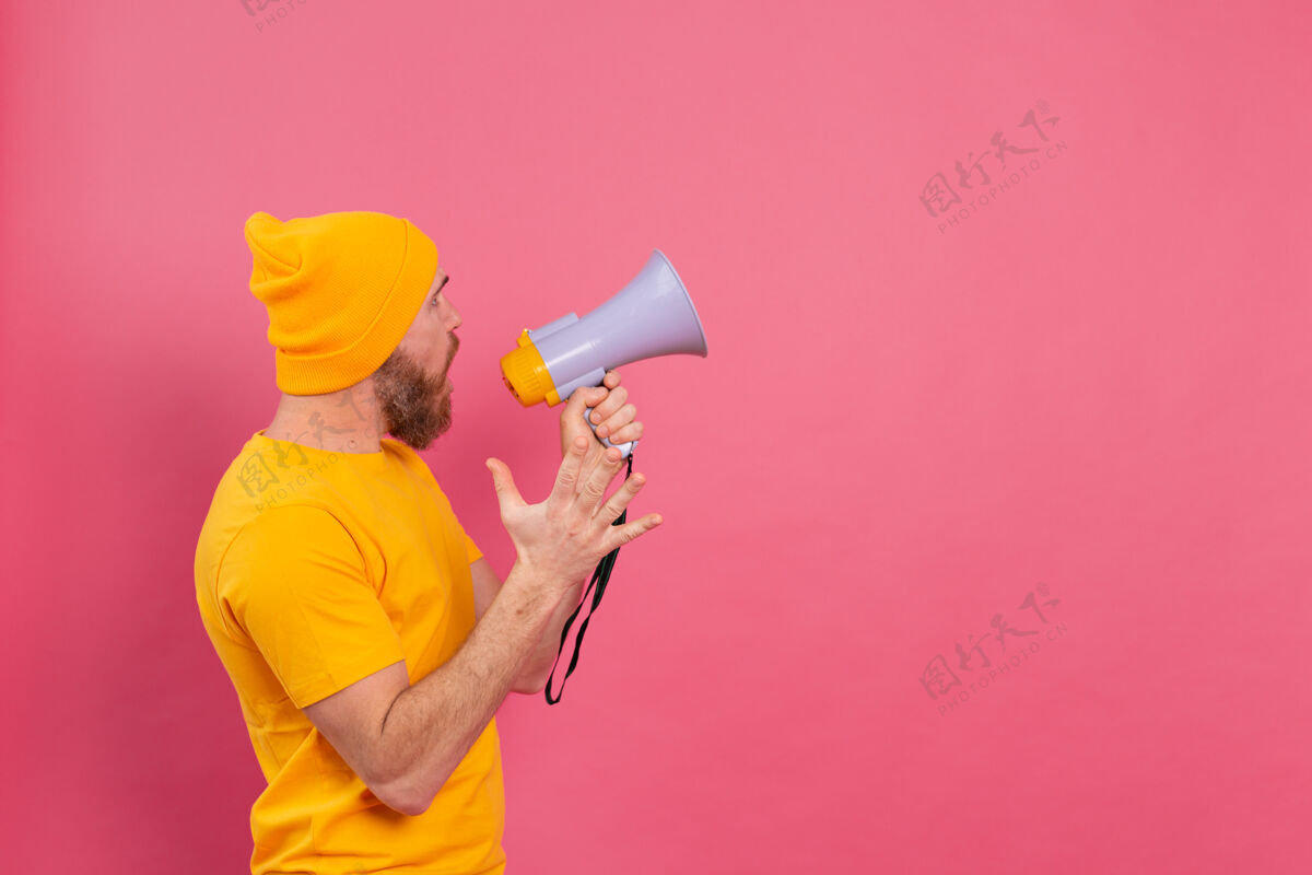 销售注意 在粉红色背景上 一个拿着扩音器的欧洲男人手指指向右边家伙演讲者人物