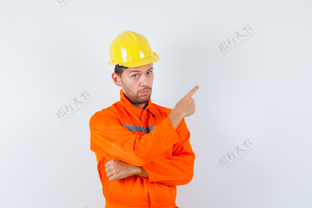 建筑商身着制服的建筑工人 头盔指向右上角 看上去很自信 正前方视图建筑师制服工人