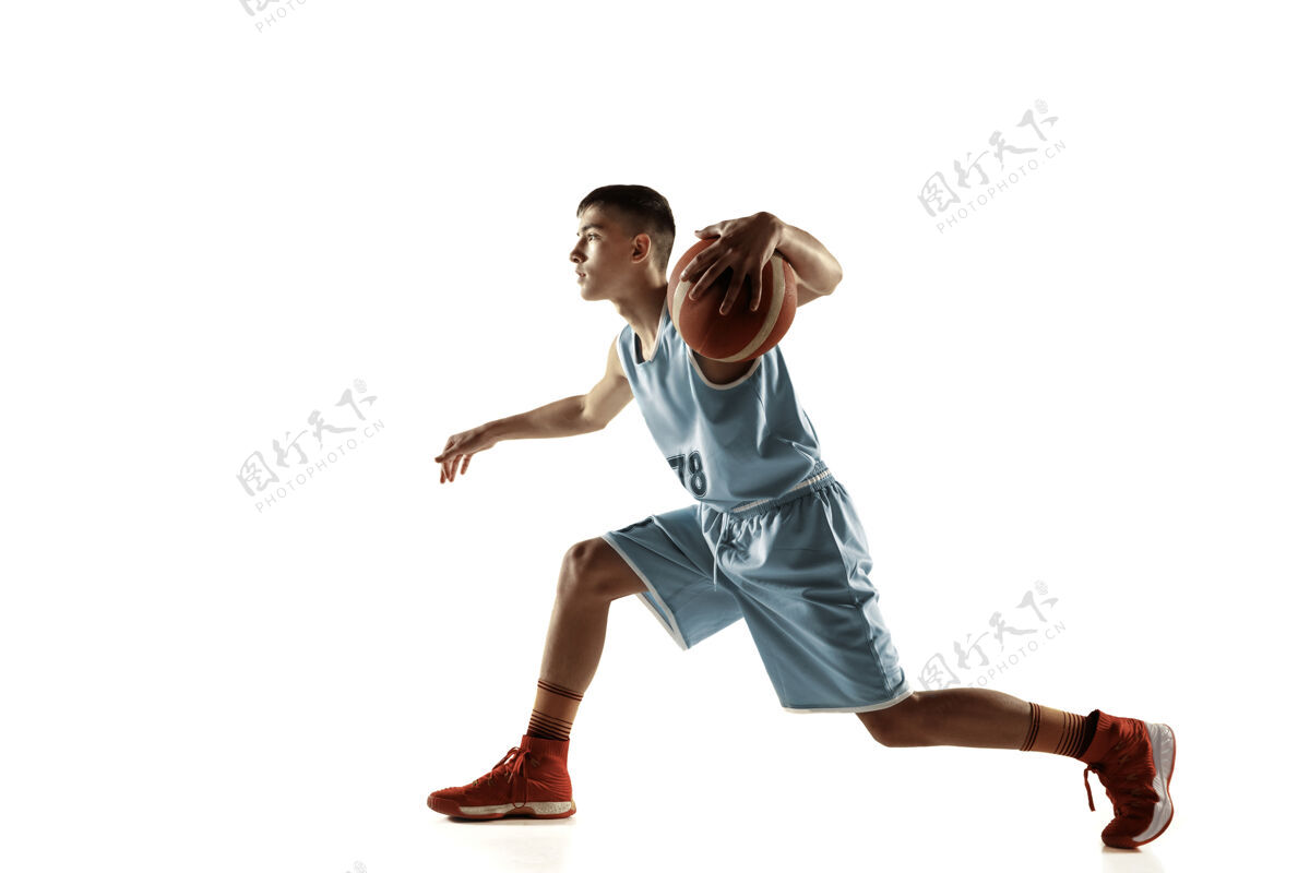 娱乐一个年轻的篮球运动员与一个球在空白处孤立的全长肖像肌肉比赛男子