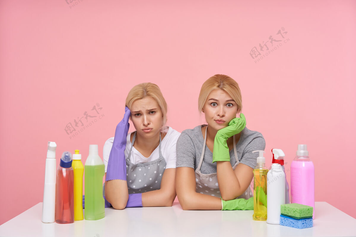家庭年轻的金发可爱的主妇们戴着橡胶手套准备春季大扫除洗涤剂女人肖像