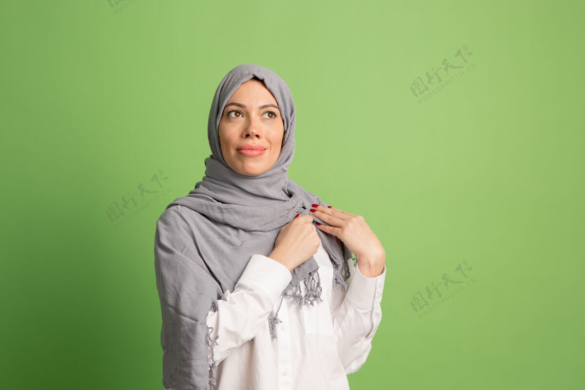 女人戴头巾的阿拉伯女人快乐伊斯兰围巾女人