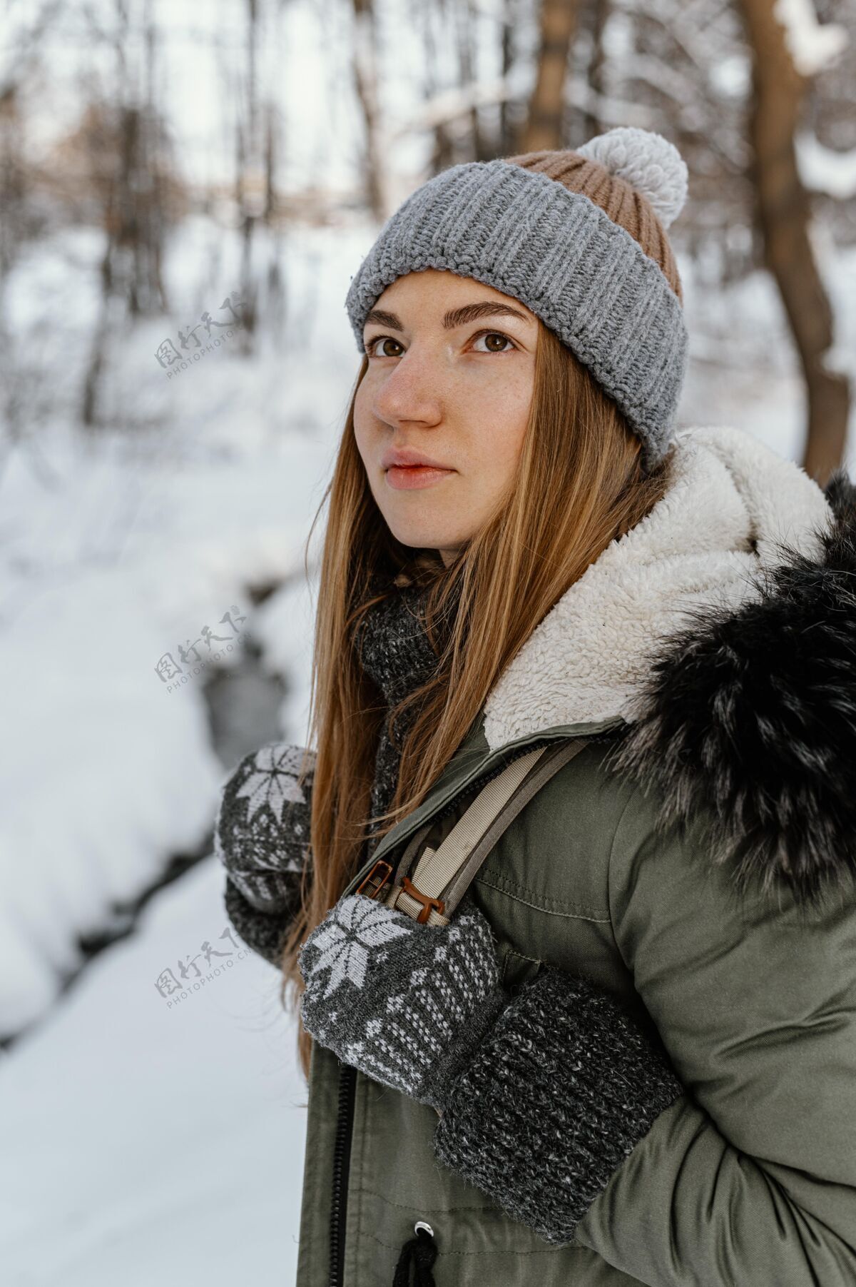 雪冬日的年轻女子自然雪冬场景
