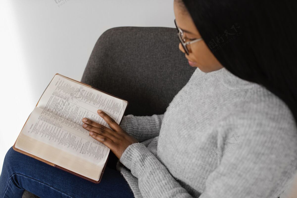 希望女人在室内读圣经信任成人宗教