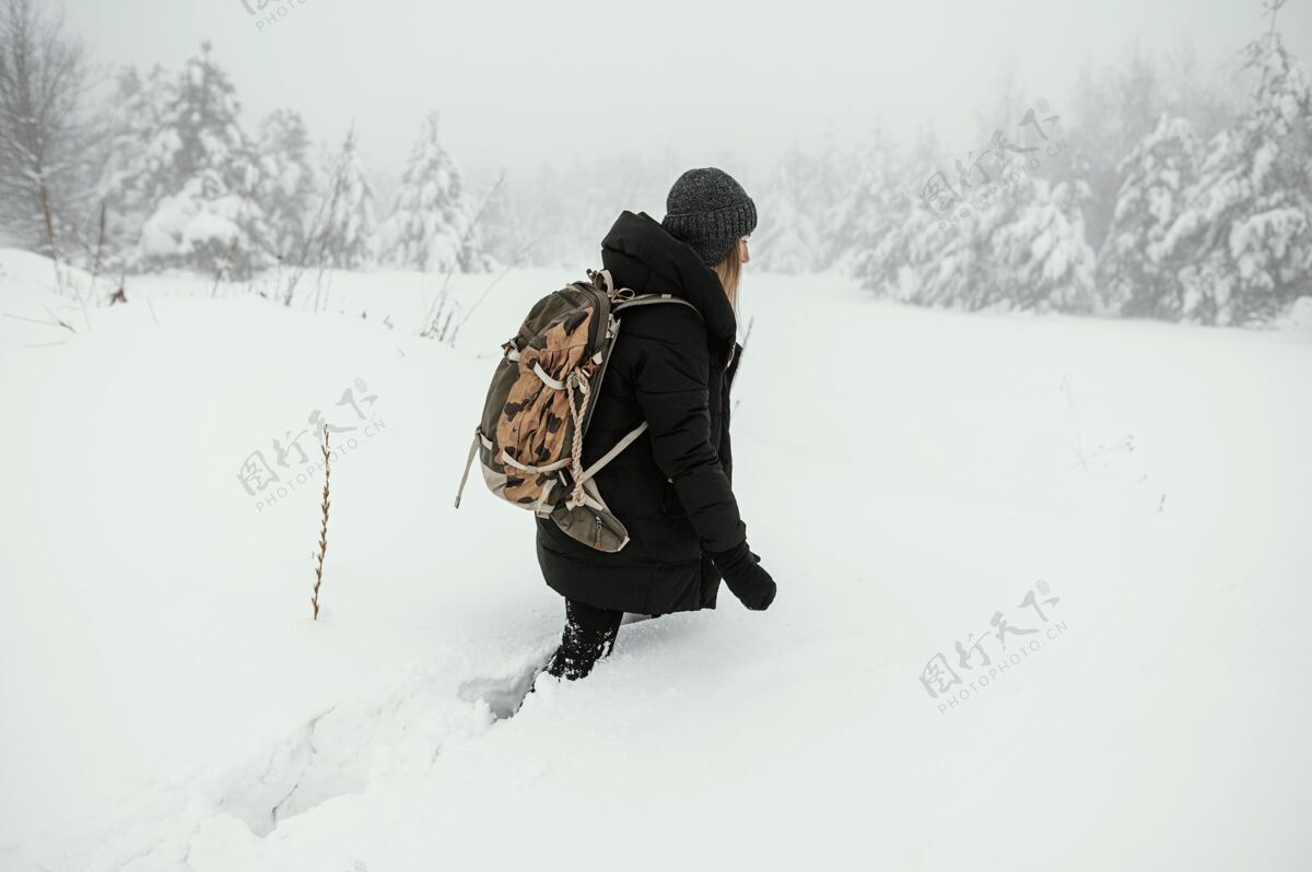 女人在冬日为年轻女子画像全景雪冬场景
