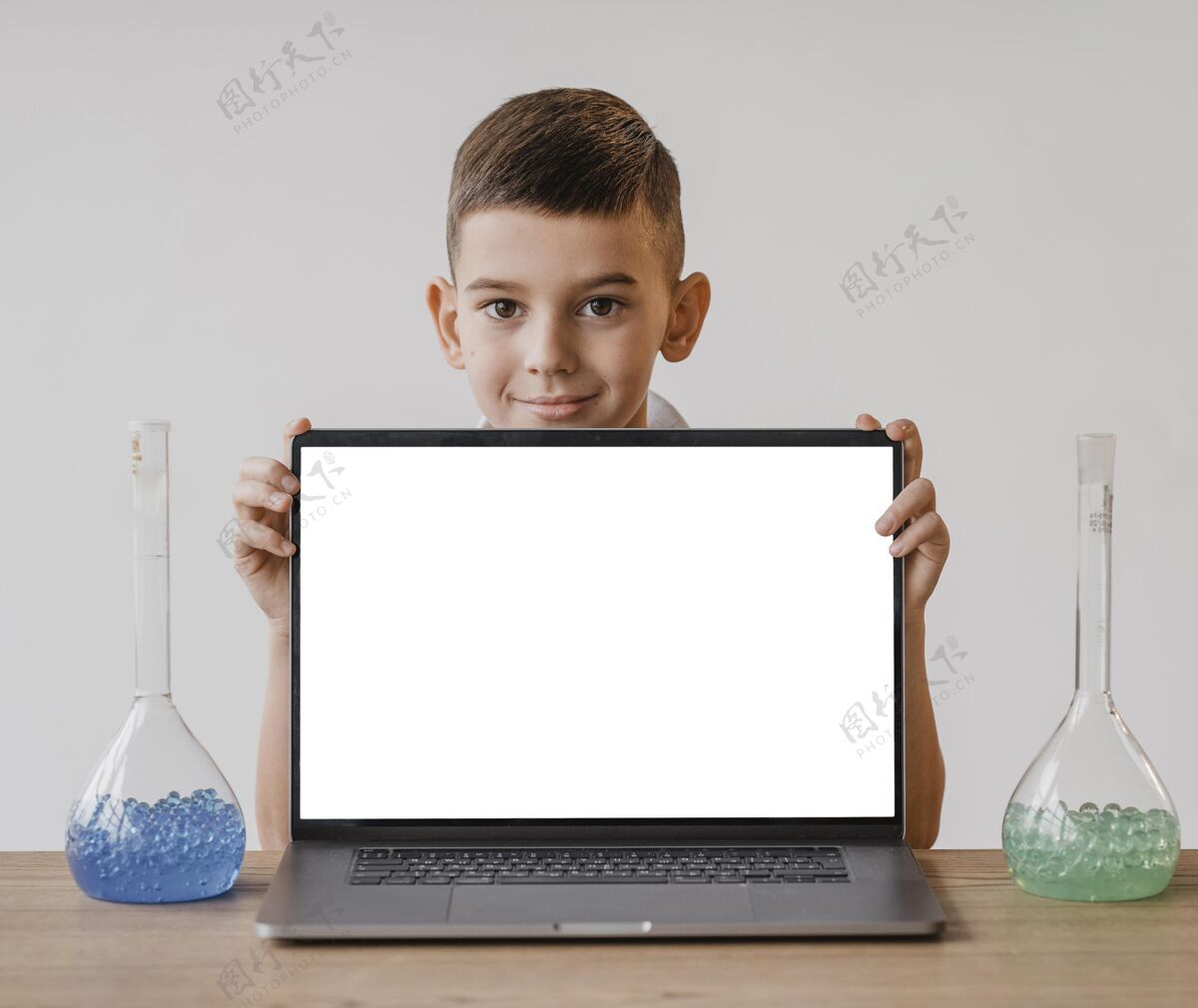 爱好科学课上的孩子拿着笔记本电脑模型孩子笔记本电脑学习