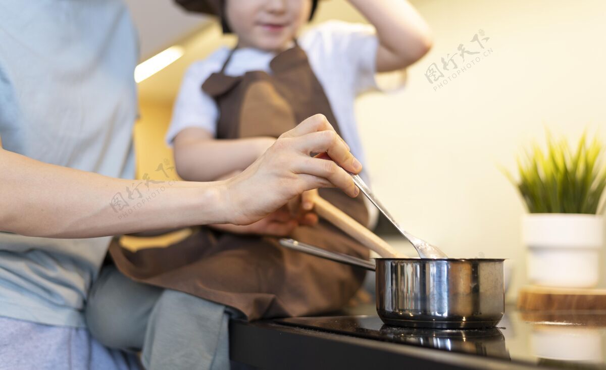 食物特写成人和儿童烹饪水平在家里烹饪