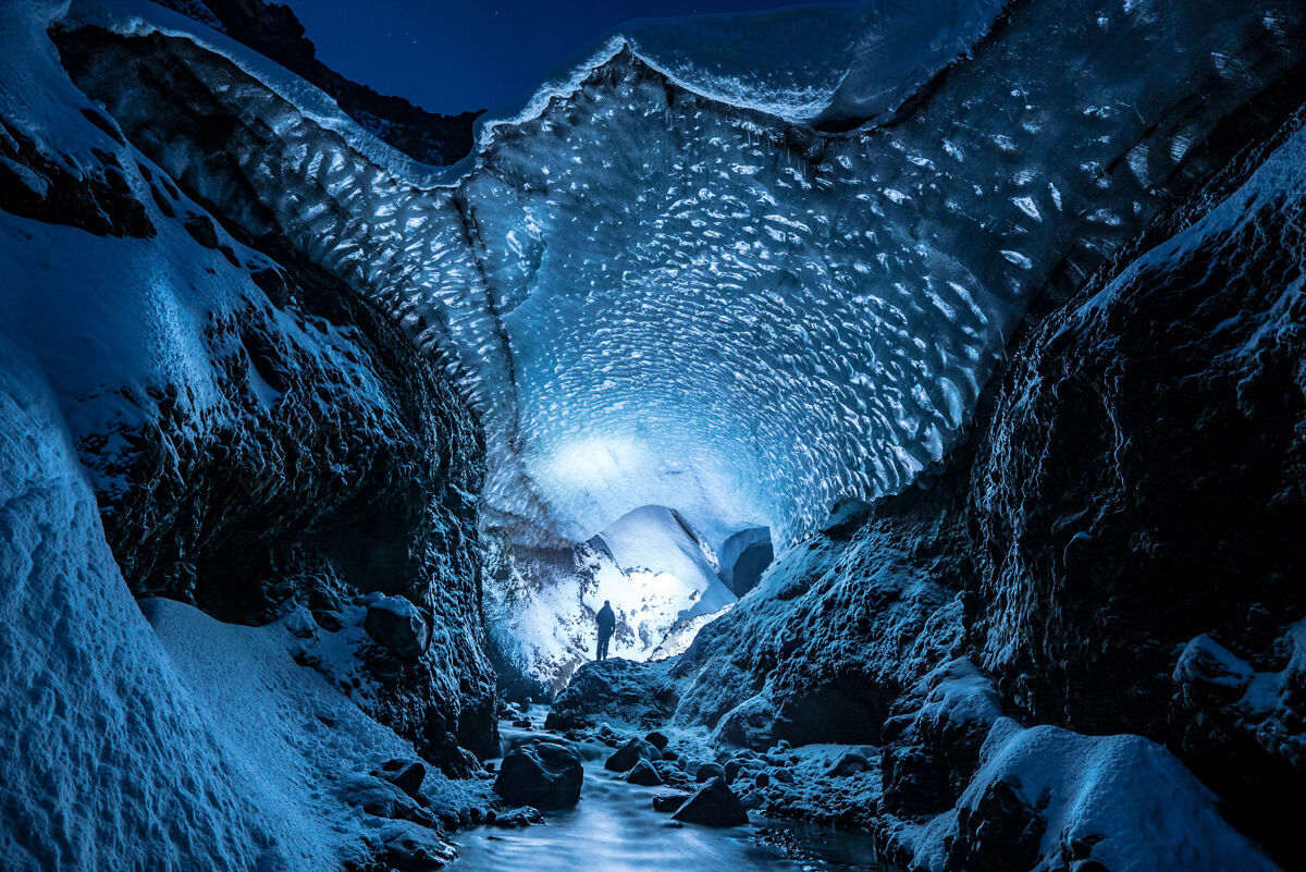 夜晚黑白雪洞隧道山脉户外