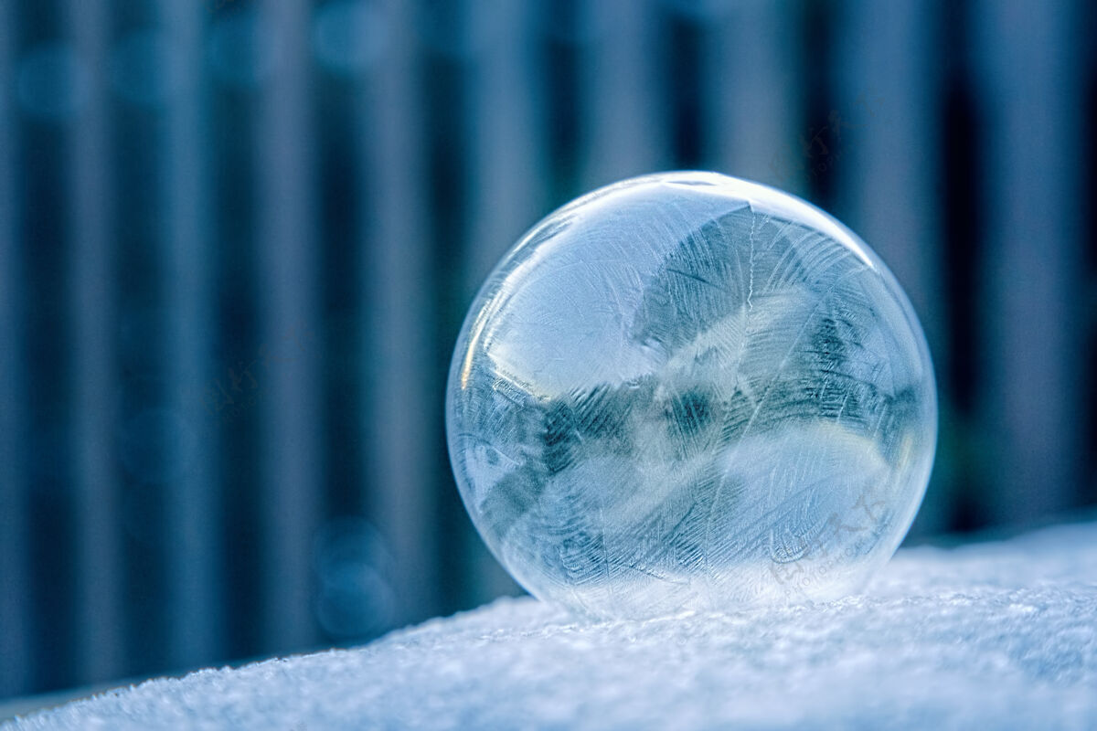 泡泡透明玻璃球的照片球玻璃冬天
