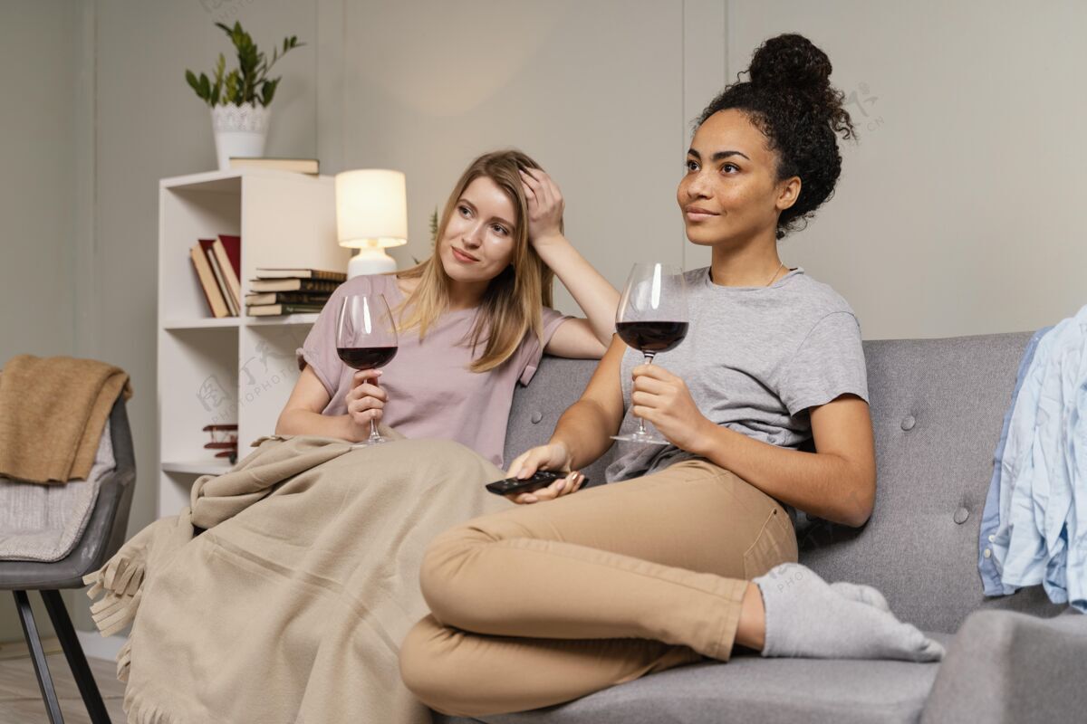酒杯坐在沙发上看电视喝酒的女人房子女人沙发
