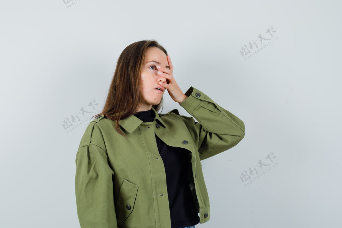 时尚身穿绿色夹克的年轻女子手拉着手 面带愁容 俯瞰前方麻烦休闲年轻