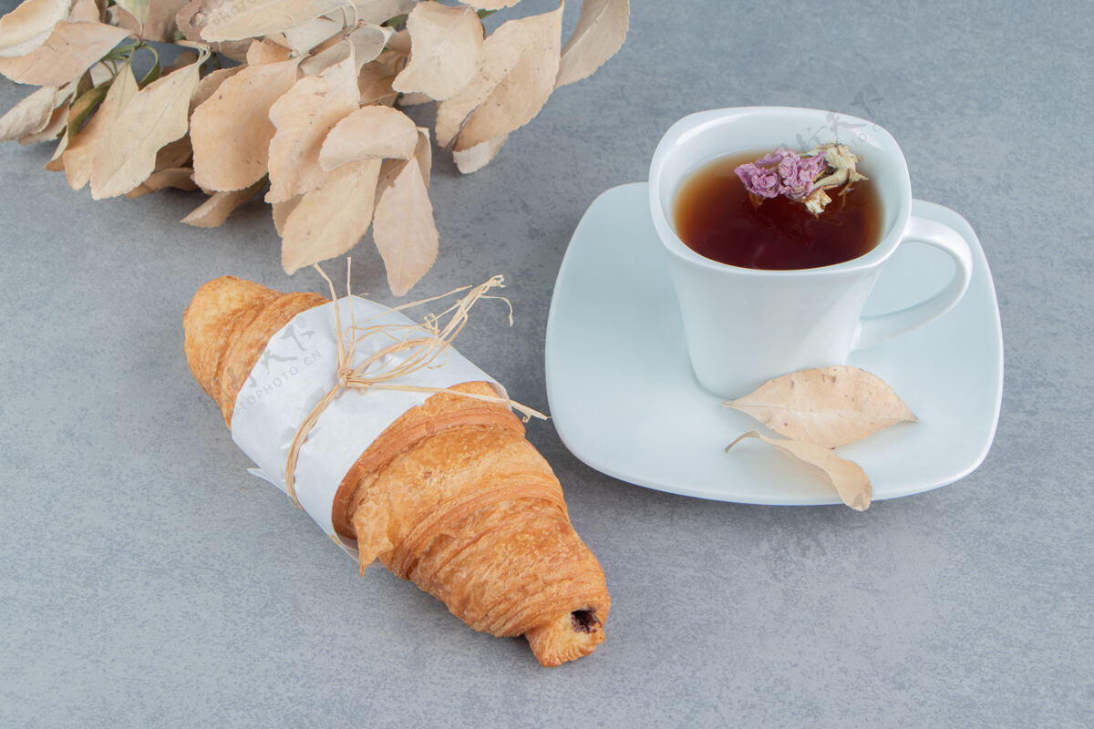 糖茶 羊角面包和叶子在大理石背景上高质量的照片配料杯子美味