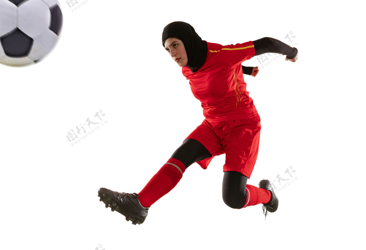 微笑阿拉伯女子足球或足球运动员 背景为白色工作室年轻女子踢球 训练 运动和动作练习肖像姿势女子