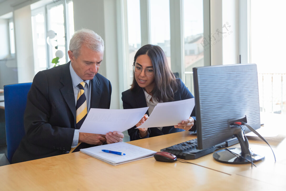 咨询女性专业人士在工作场所向客户解释文件细节严肃的业务领导咨询财务或法律专家团队合作或合作理念法律年轻讨论