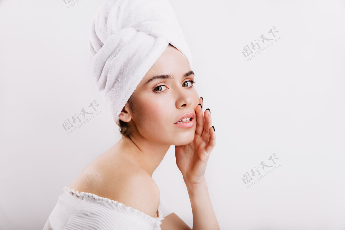 新鲜头巾上模特的特写肖像没有化妆的女孩轻轻地抚摸她的脸水疗专业皮肤