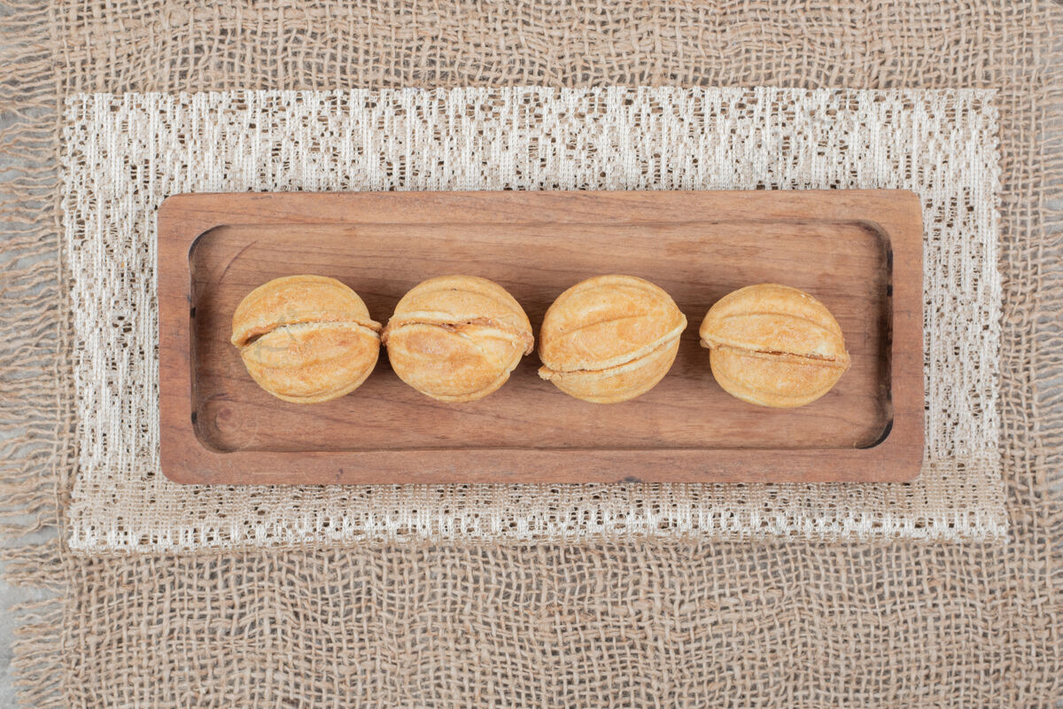 粗麻布五颜六色桌布上的核桃形饼干高品质照片面包房美食坚果