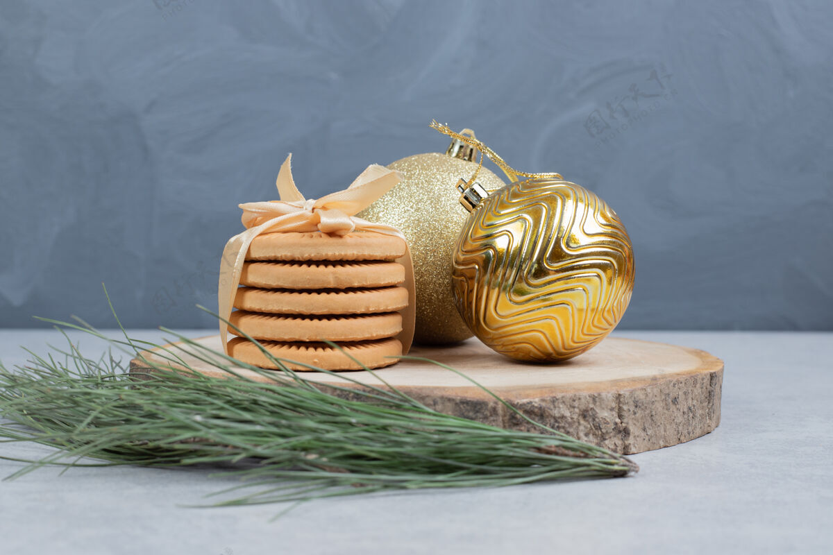 丝带一堆饼干用彩带和圣诞球绑在木板上高质量的照片树枝松树节日