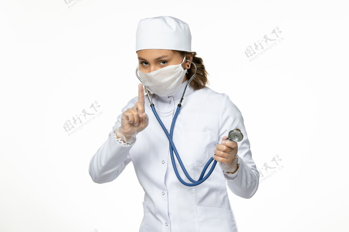 正面正面图年轻女医生戴防护无菌口罩因白色表面有冠状病毒医疗器械防护医生