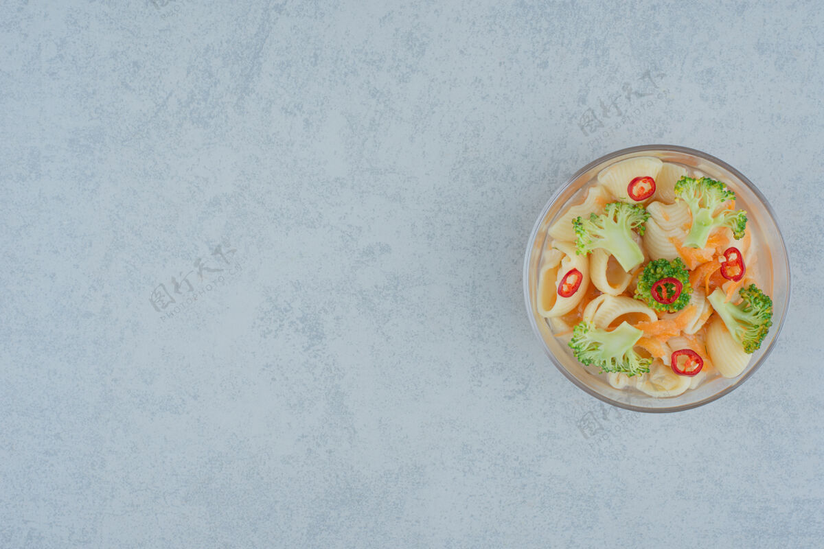吃一个白色背景的玻璃盘 上面有通心粉和西兰花高质量的照片蔬菜面食通心粉