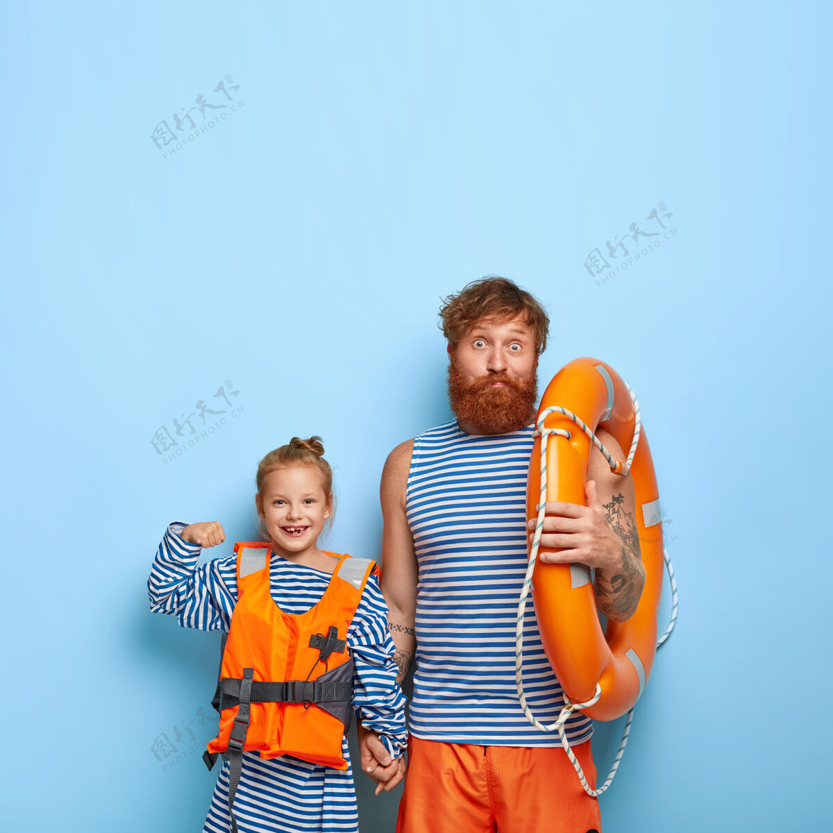 小红头发的女儿和爸爸一起摆好姿势和游泳器材男人微笑红发