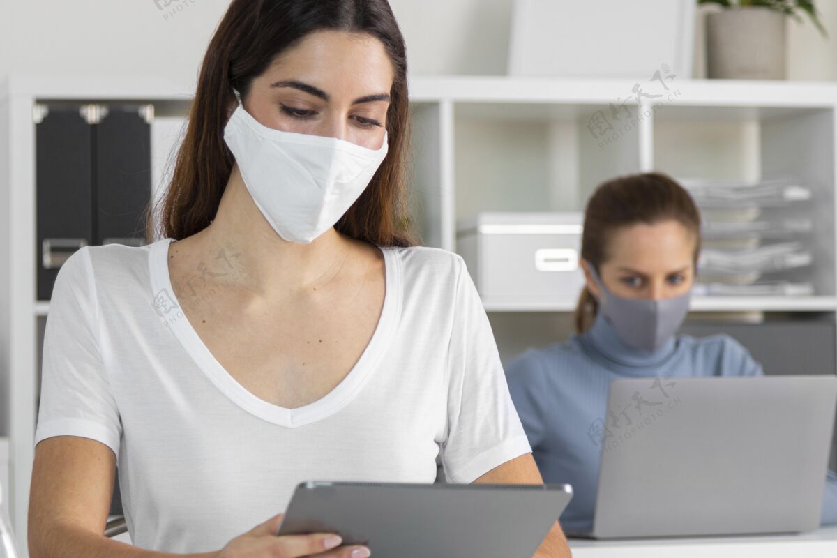 面罩近距离观察使用设备的女性大流行病毒水平