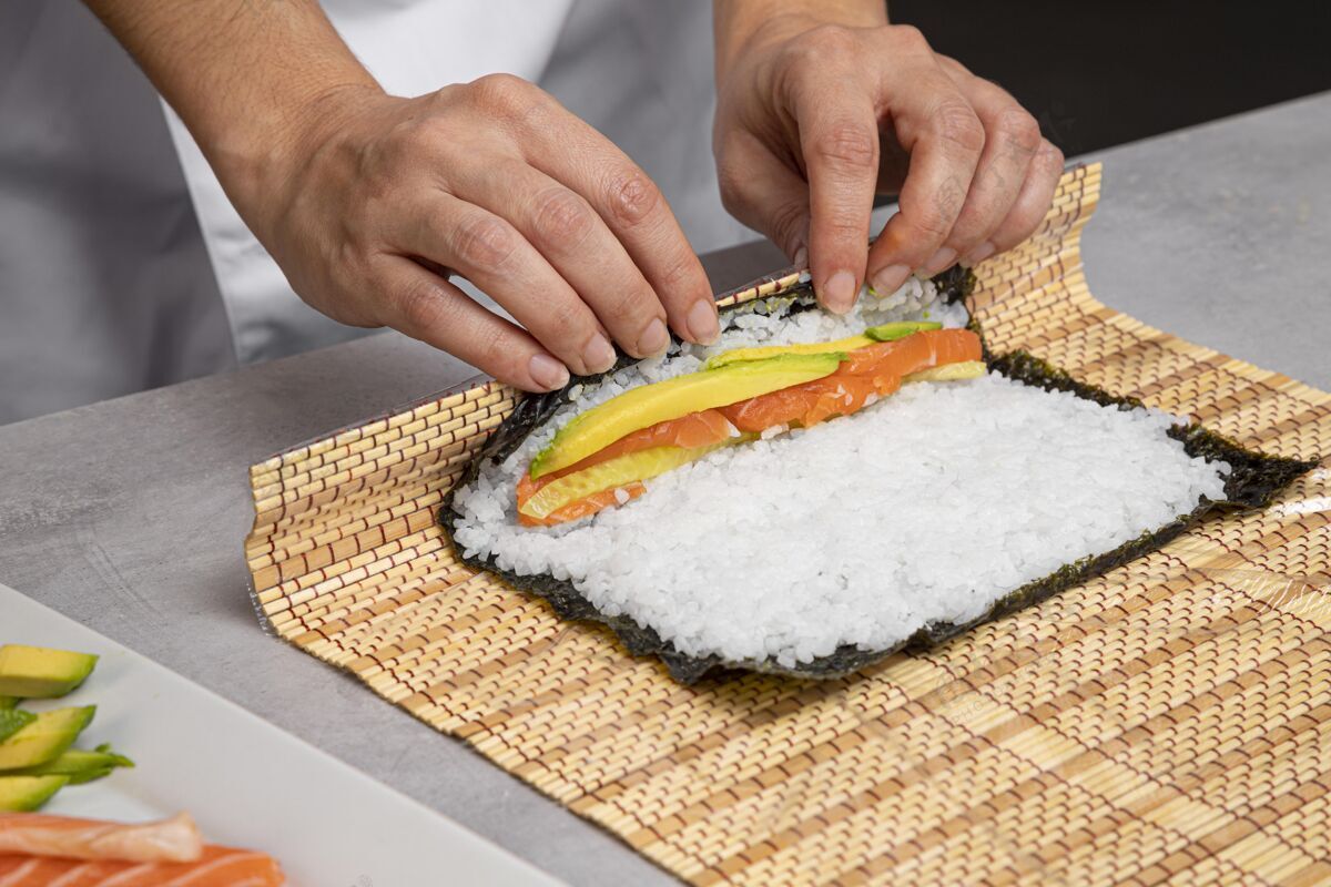 高角度双手合拢准备美味的寿司烹饪俯视图食物