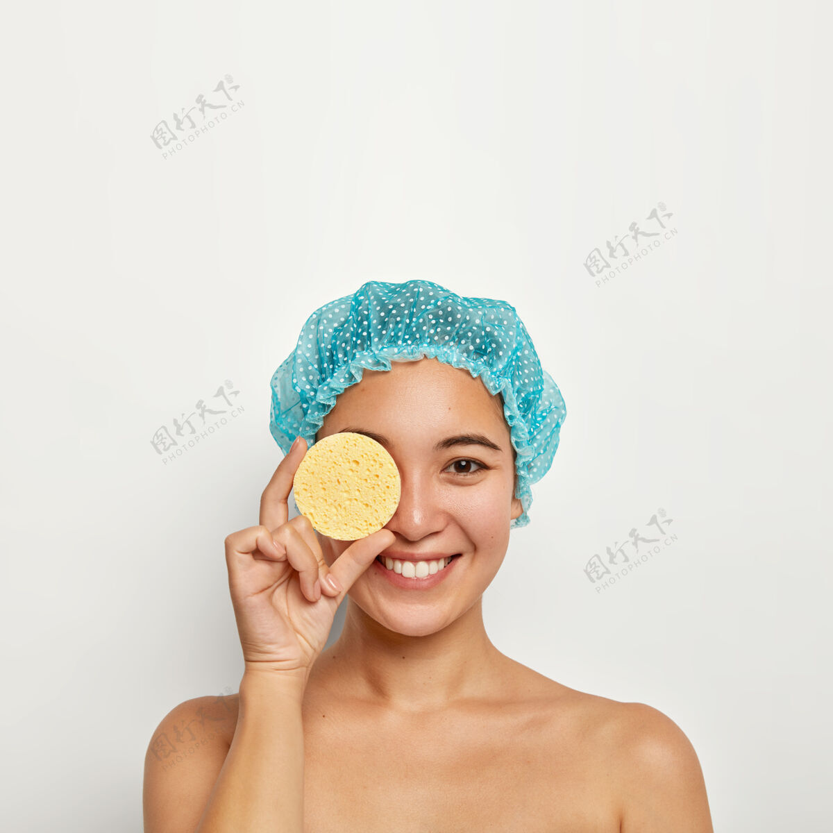 垂直快乐少女的垂直镜头保持海绵在眼睛上 有美容治疗 洗澡前卸妆外表清洁剂牙齿