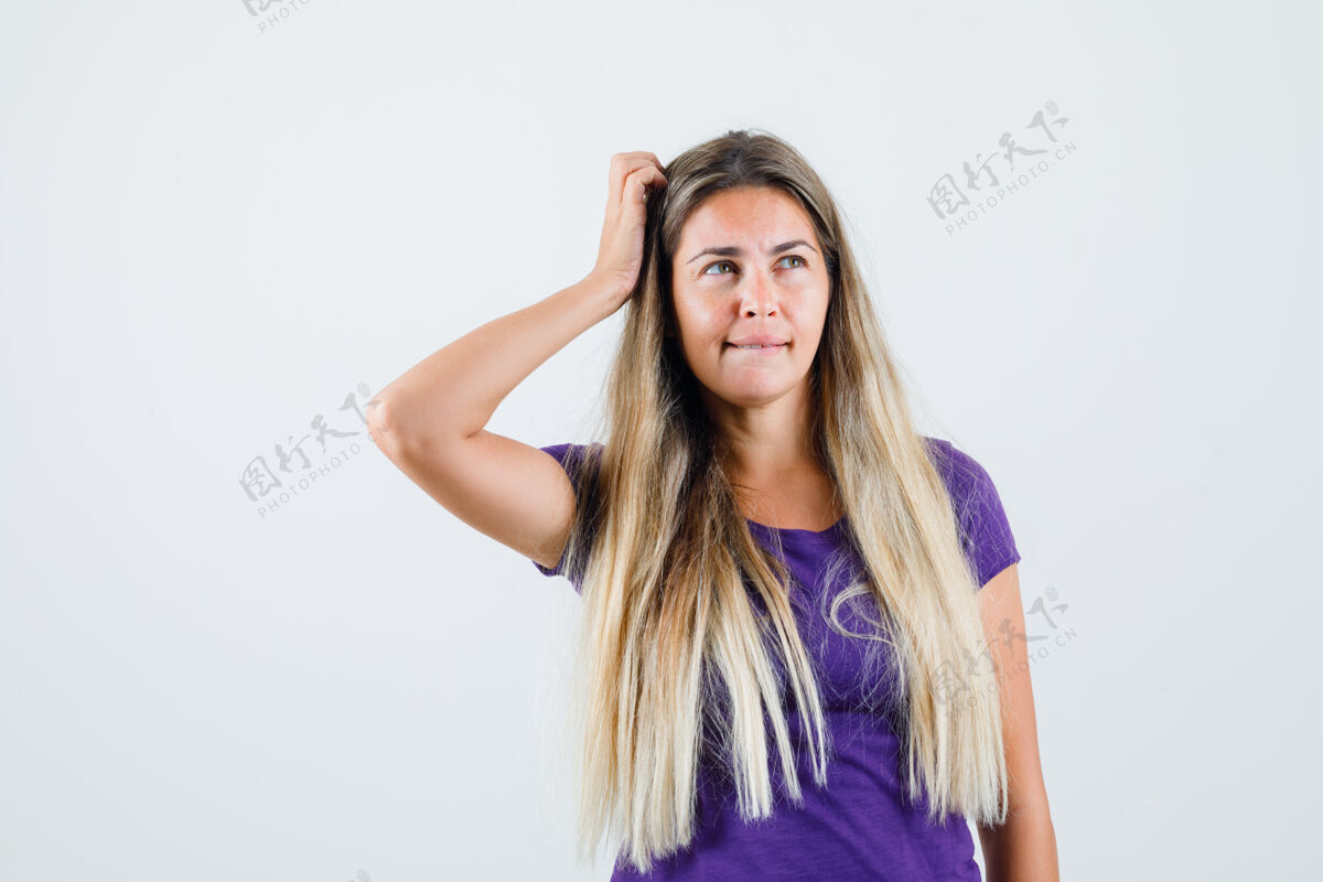 一起穿着紫罗兰色t恤的年轻女士搔着头 看上去犹豫不决 正前方的景色外观优柔寡断抓伤