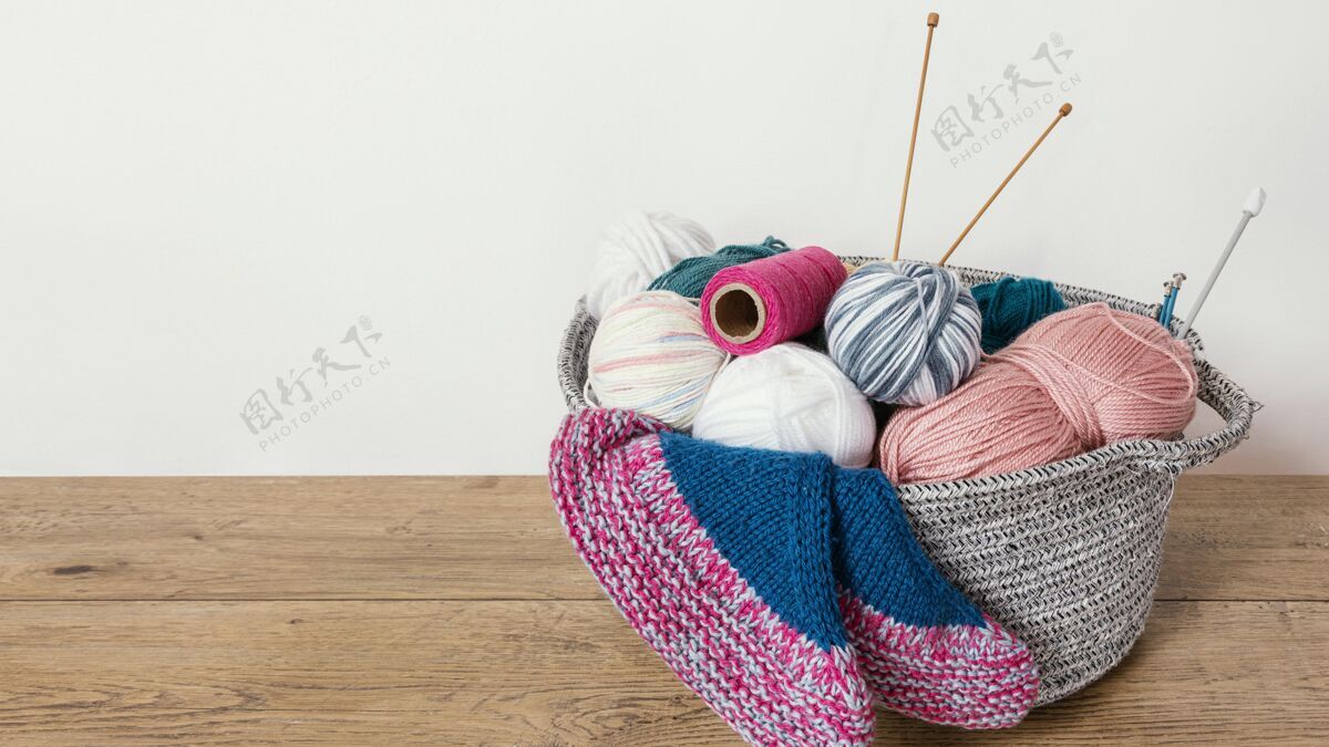 羊毛篮子里有羊毛和针织针针织针篮子材料