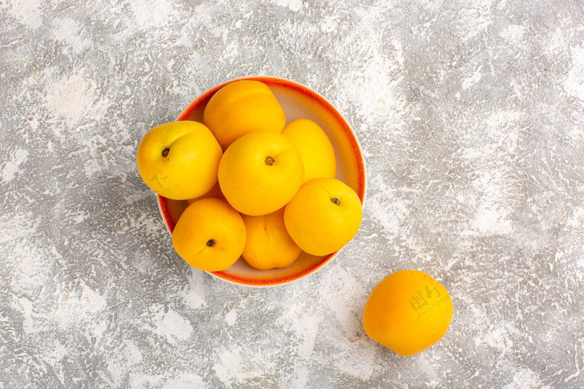 杏子顶视图新鲜甜杏黄色水果白色表面水果健康柠檬