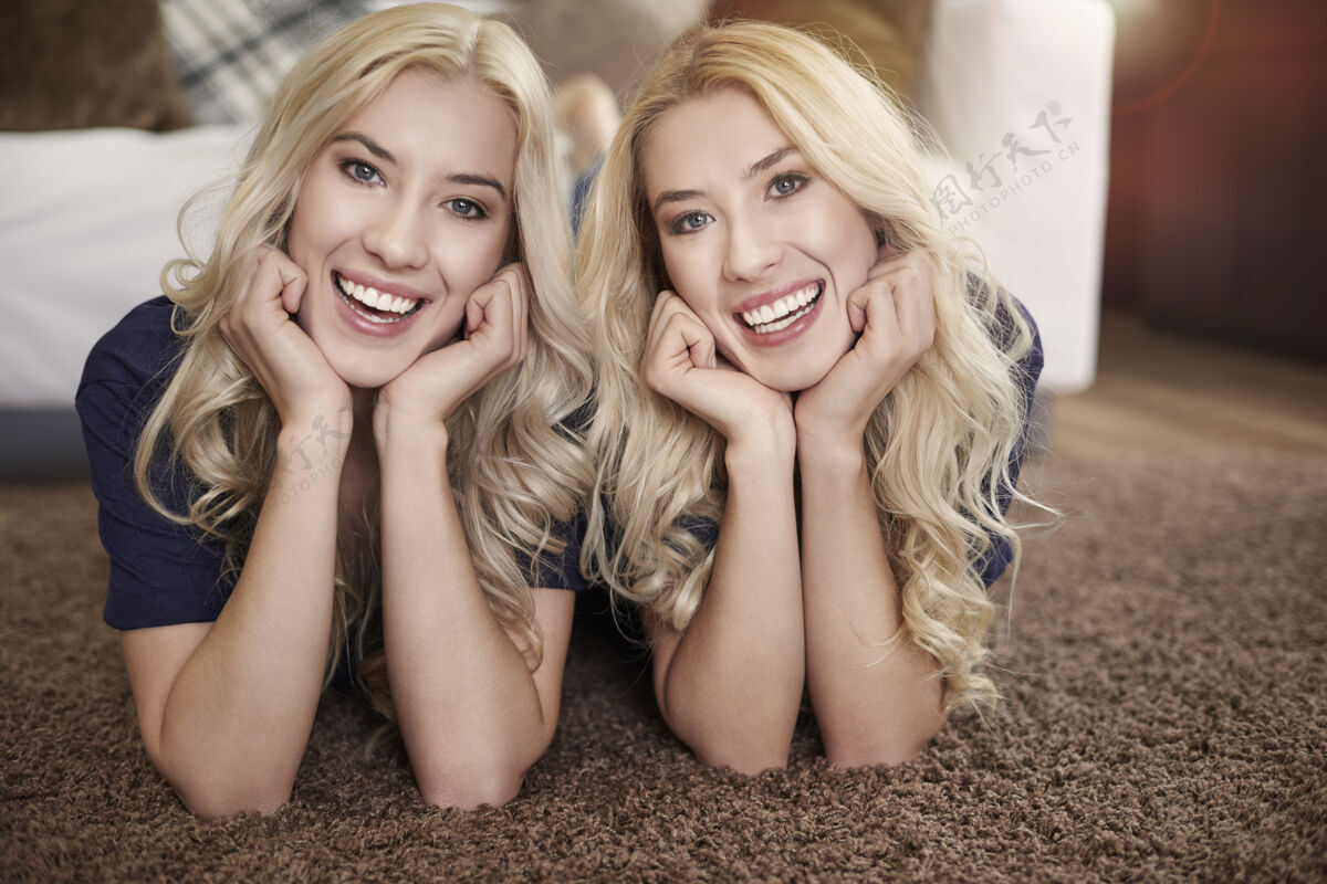 邦德两个漂亮双胞胎的画像肖像沙发当代