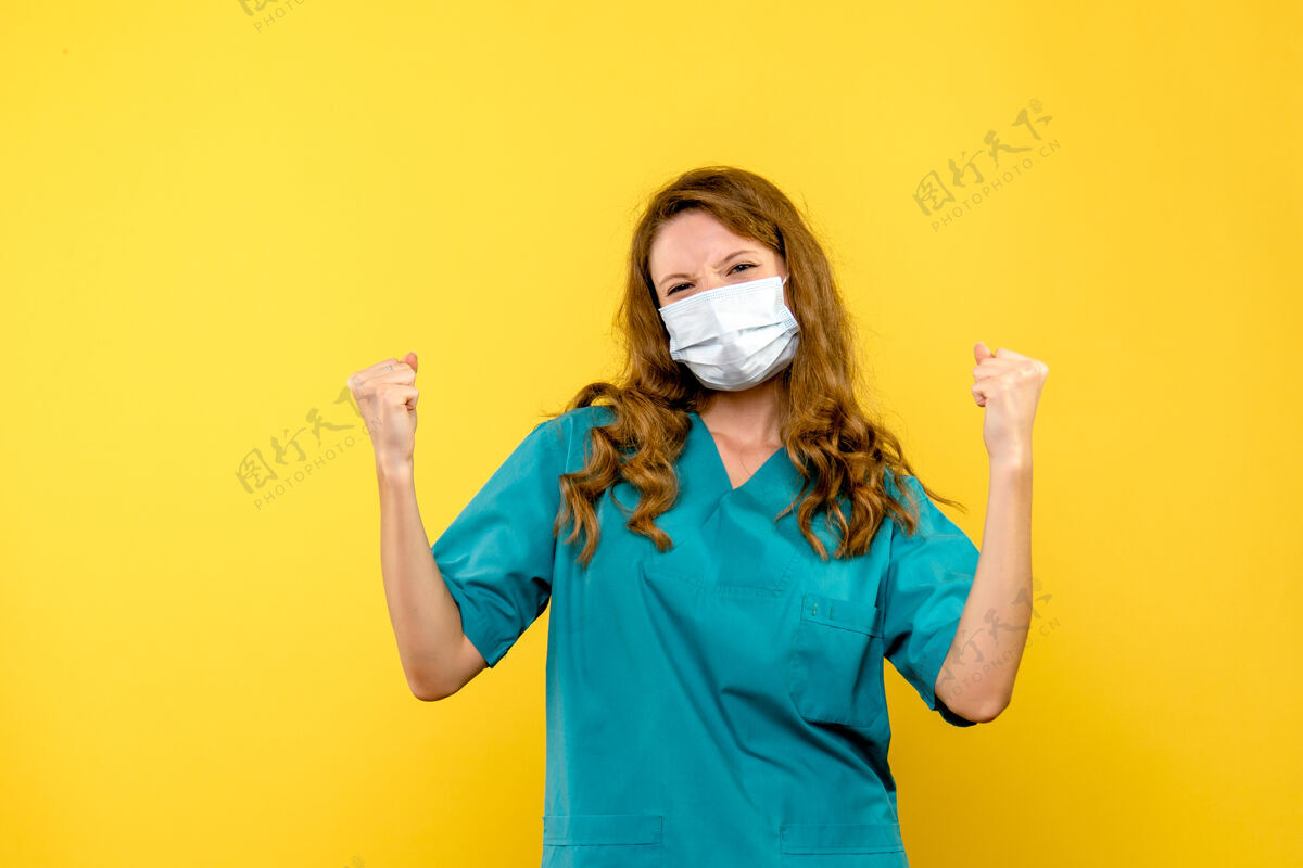 休闲正面图黄色空间上的女医生戴着面具欢呼雀跃医疗大流行脸