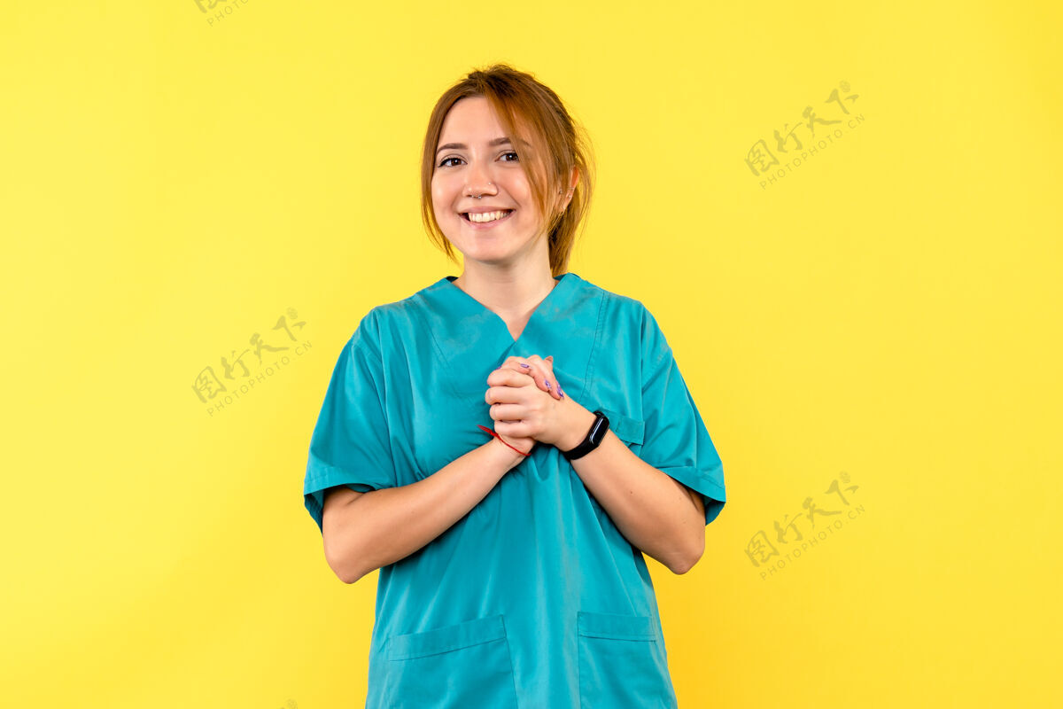 病毒正面图黄色空间上微笑的女医生专业健康医生