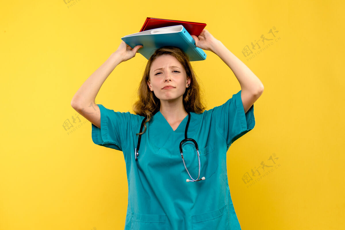 视图黄色空间里的女医生人帽子前面