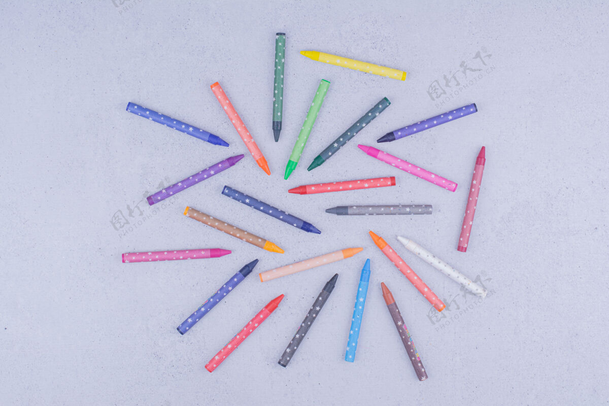 工艺几何构图的彩色蜡笔或铅笔简约素描工作