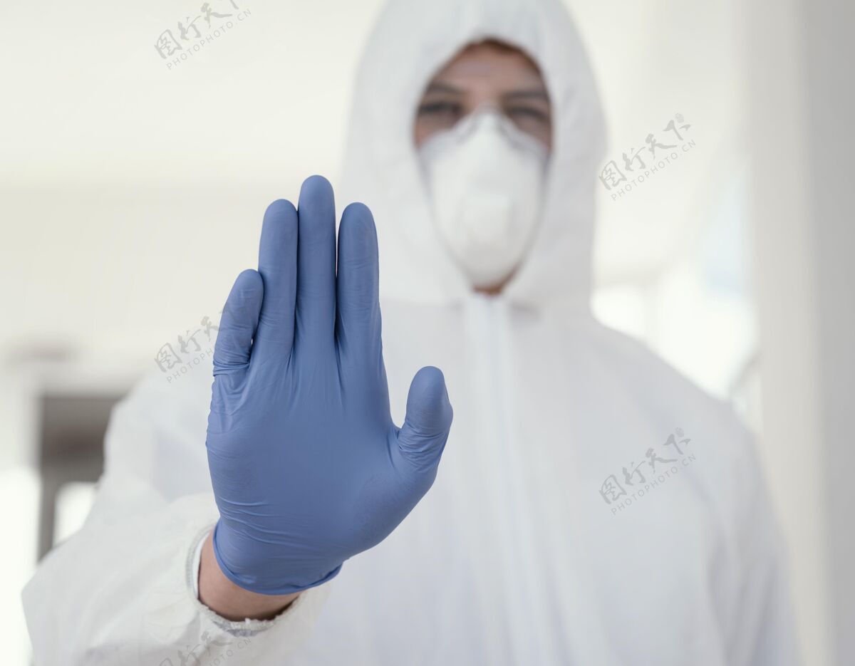 成人戴着医用面罩的人戴着防生物危害的防护设备实验防护服灾难