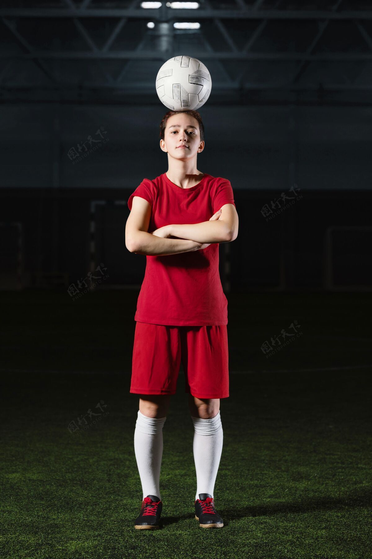 足球双臂交叉的女人头上抱着球足球运动员女人双臂交叉
