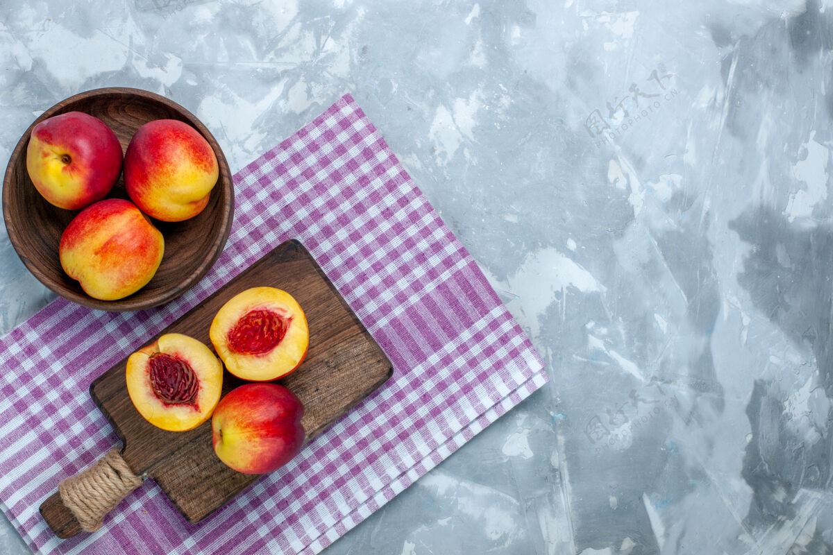 桃子顶视新鲜桃子醇厚可口的水果内棕色盘子上的浅白色表面生的醇香顶部