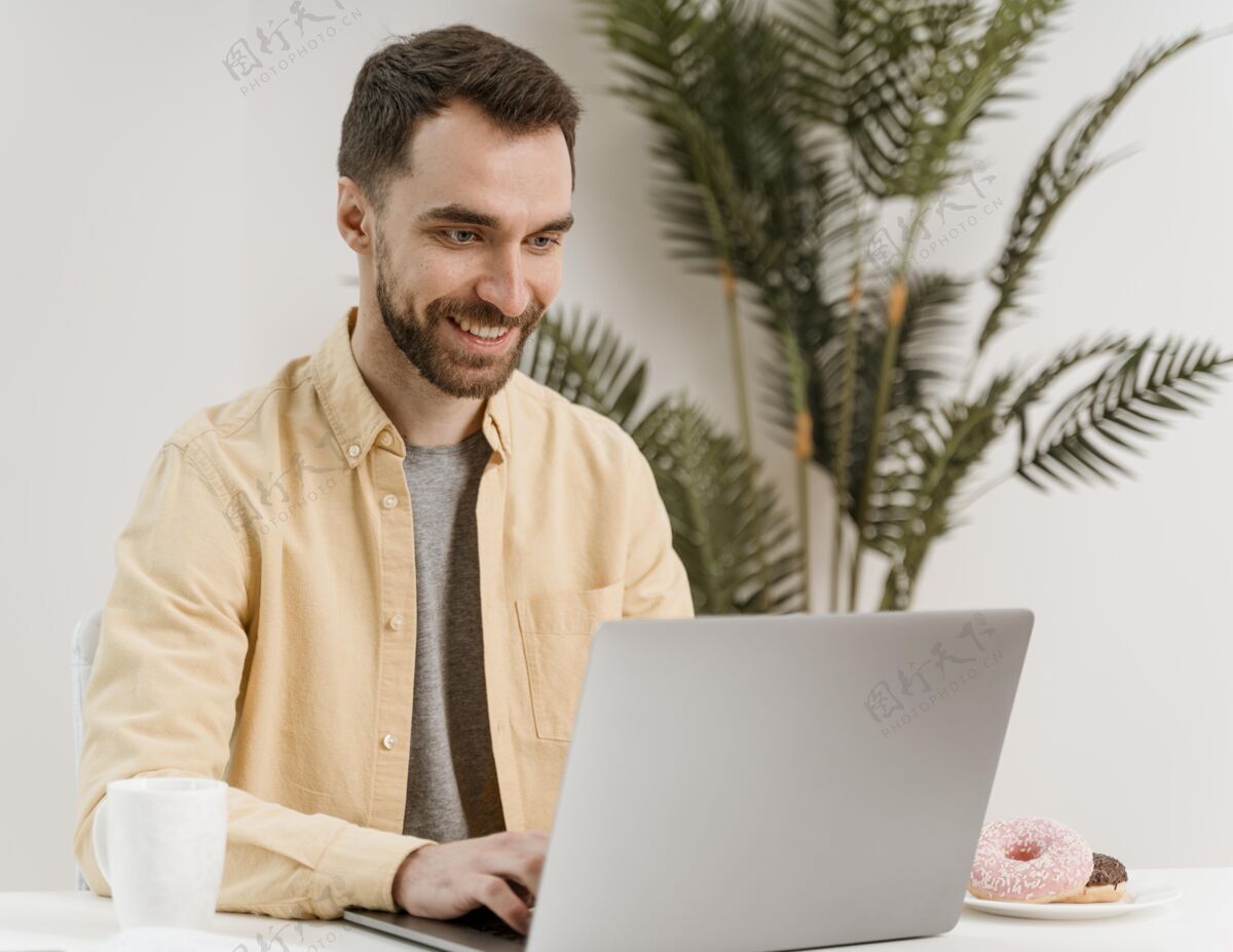 笑脸有人在笔记本电脑上视频通话设备教育男人