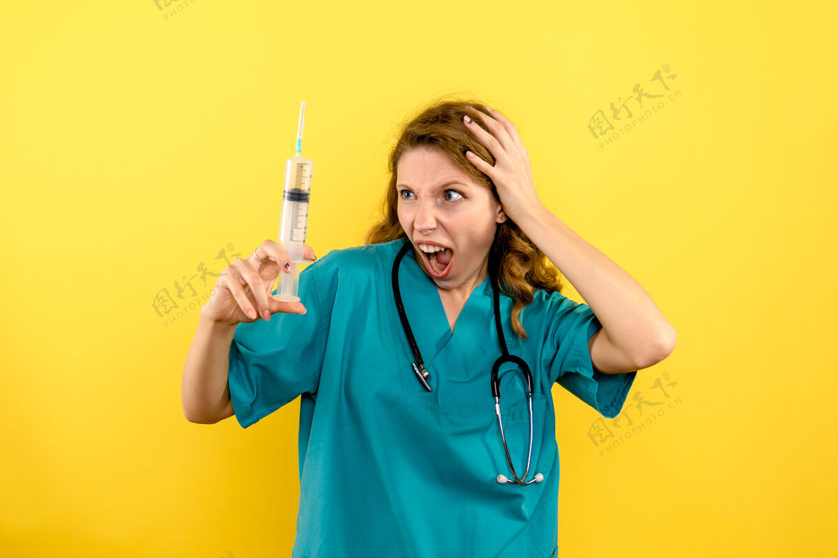 大流行正面图黄色空间女医生拿着大针头医学大健康