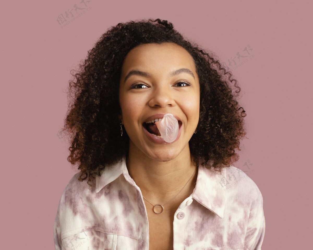 民族嚼口香糖的笑脸女人的前视图肖像口香糖水平