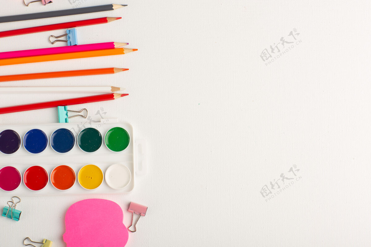彩虹顶视图彩色铅笔与白色书桌上的绘画艺术彩绘颜料教育顶部铅笔