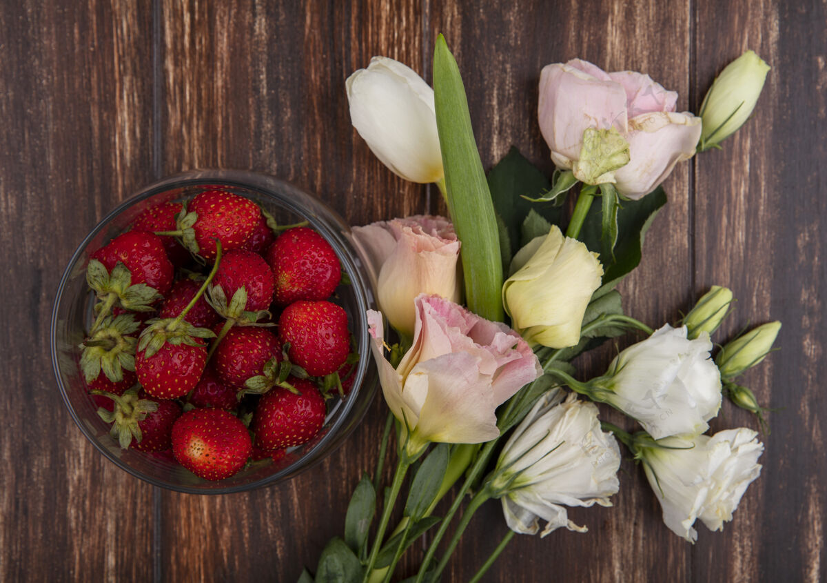 草莓顶视图草莓在碗和花卉在木制背景水果花卉新鲜