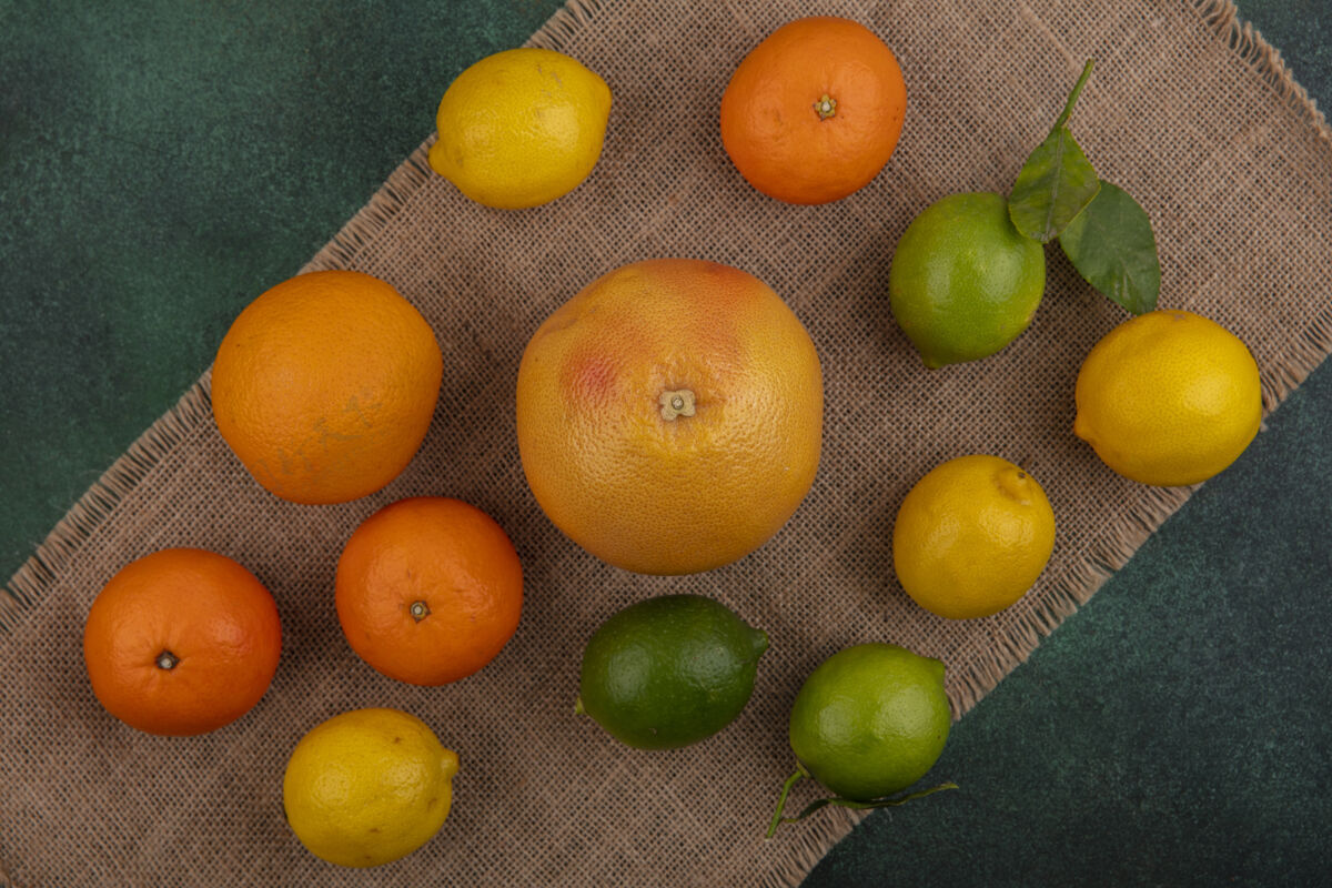 餐巾在米色餐巾纸上放上葡萄柚 柠檬和酸橙的顶景橙子景观水果顶部