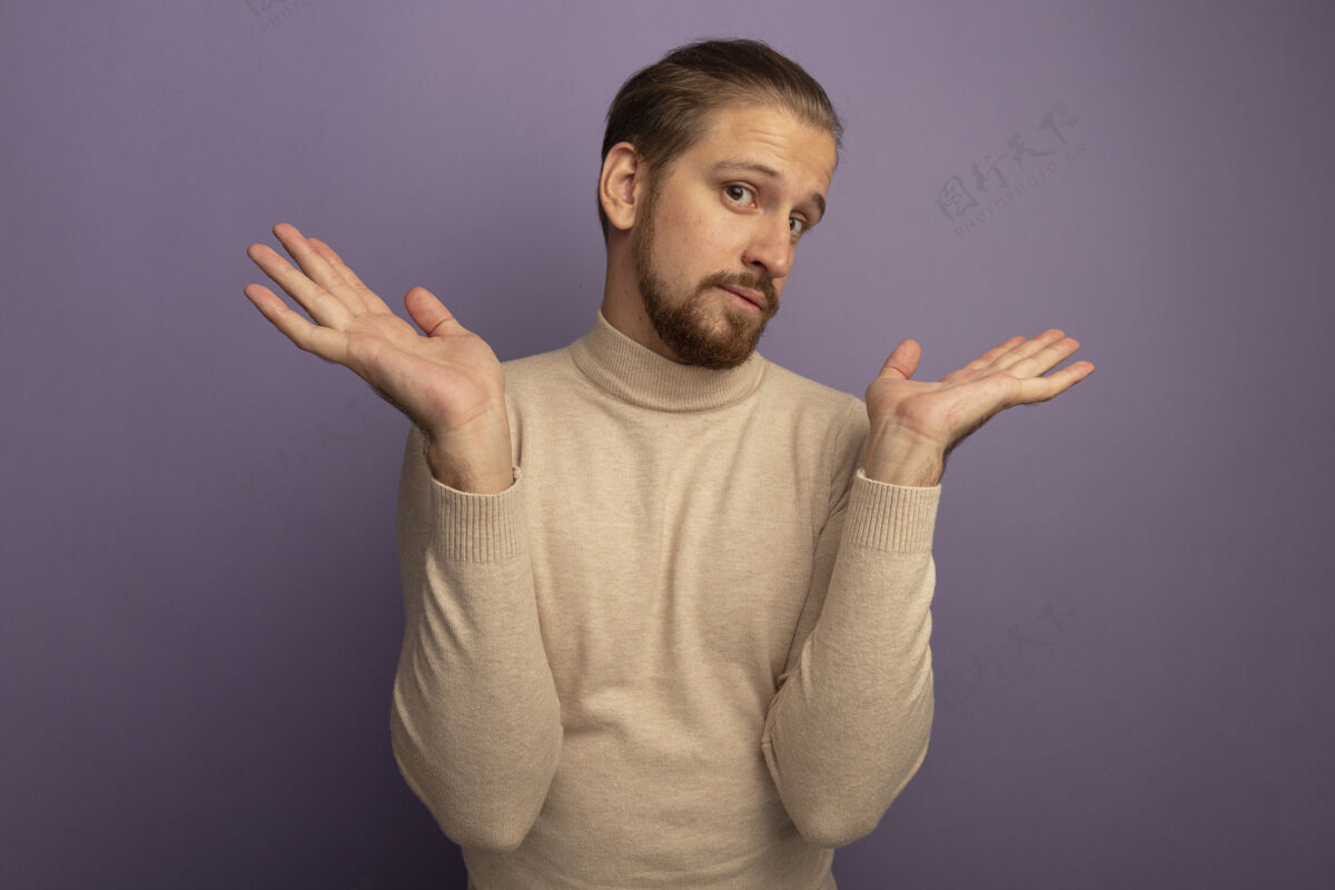 毛衣穿着米色套头衫的年轻帅哥站在淡紫色的墙上茫然不知所措地看着前面面部表情看胡须