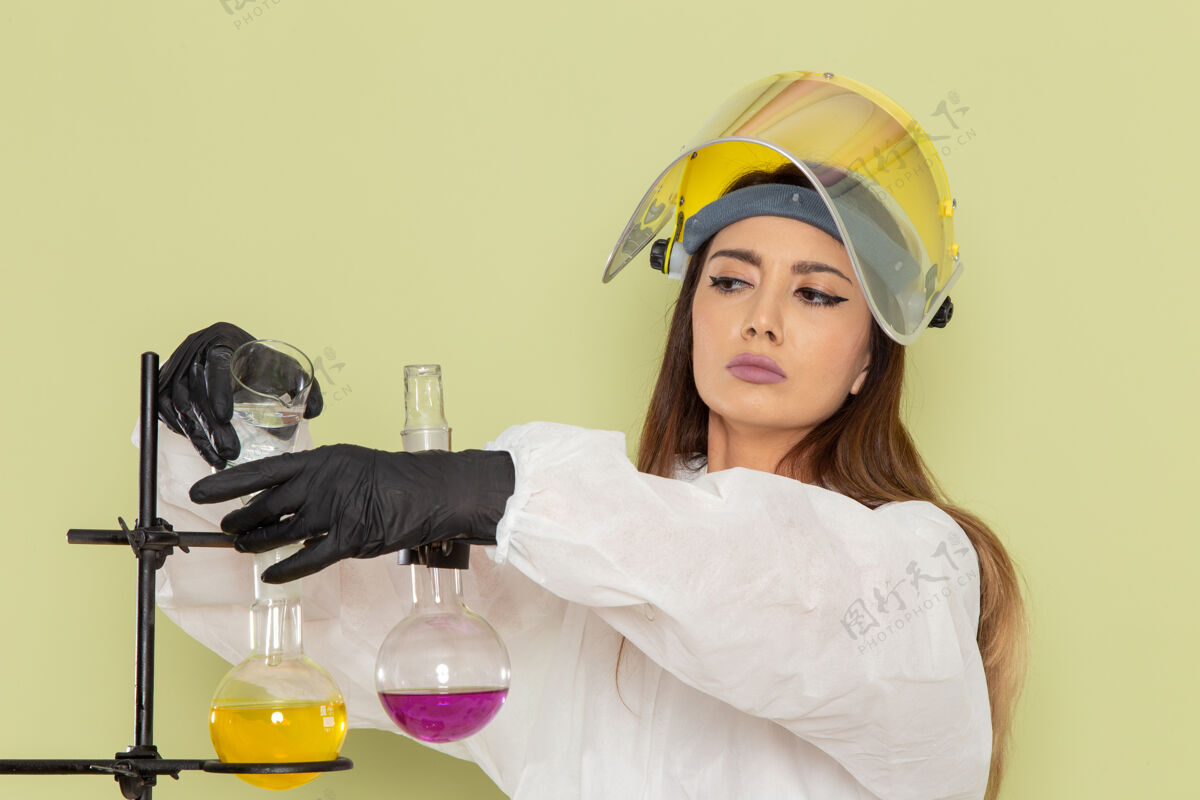 实验室正面图身着特殊防护服的年轻女化学家在绿墙工作化学实验室化学女科学人人化学