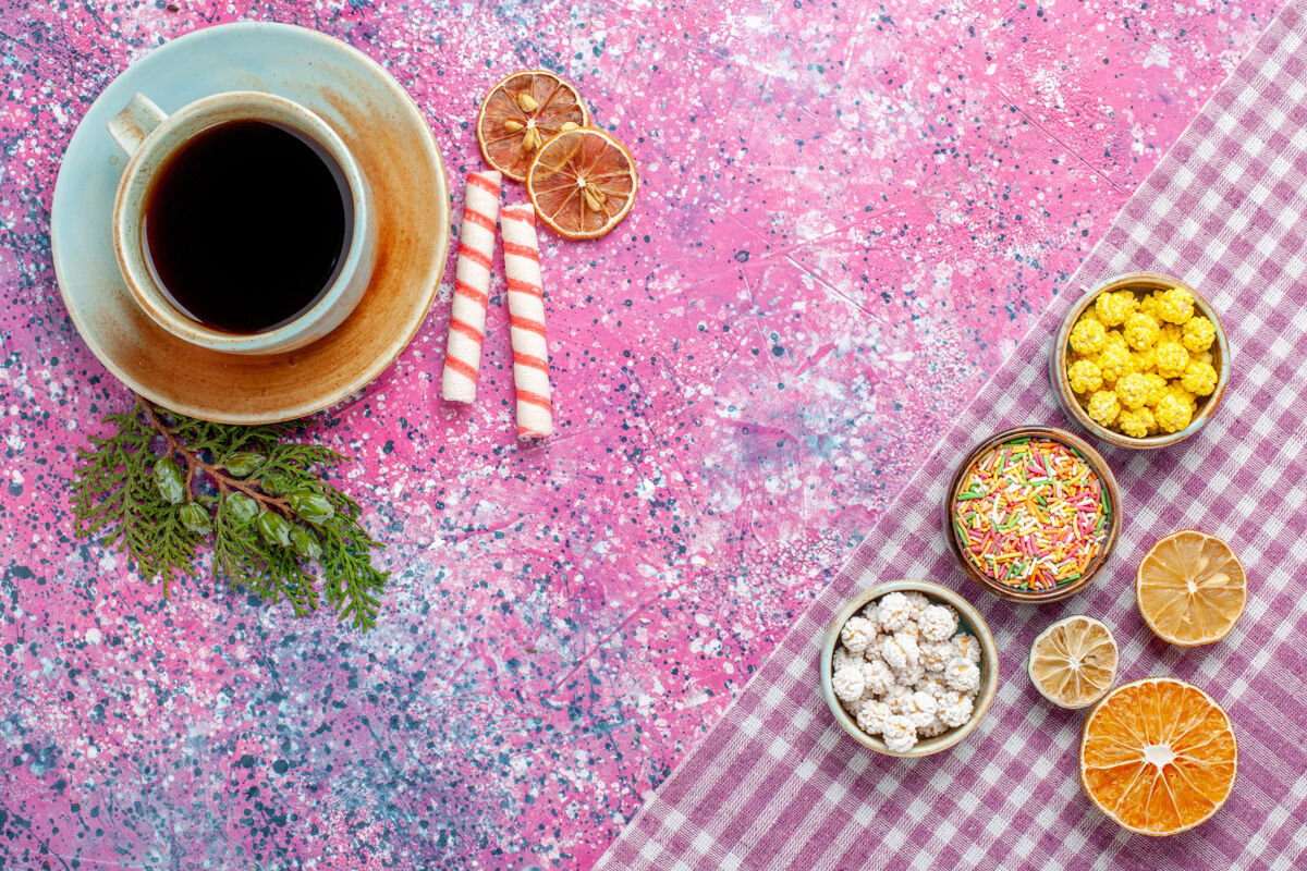 早餐顶视一杯红茶 桌上放着糖果糖果茶 喝着甜甜的糖 颜色纯正饮料咖啡因生的