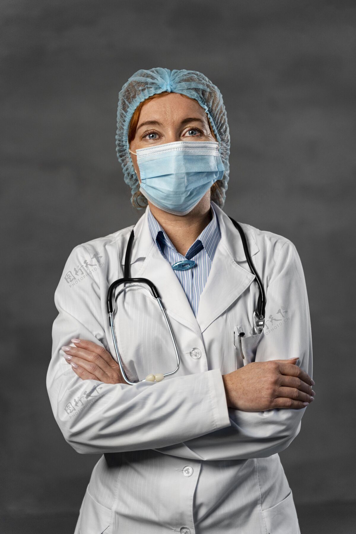 专家戴着医用面罩和发网交叉双臂摆姿势的女医生正面图听诊器卫生工作者职业