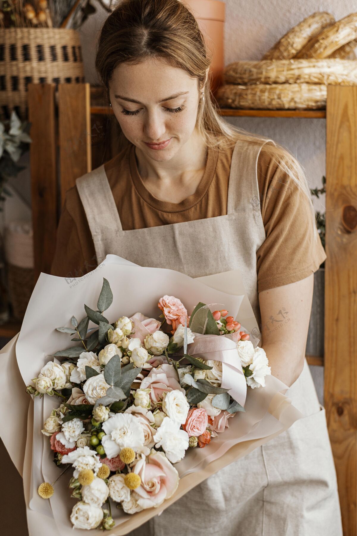 束年轻的女人在做漂亮的插花花店分类服务