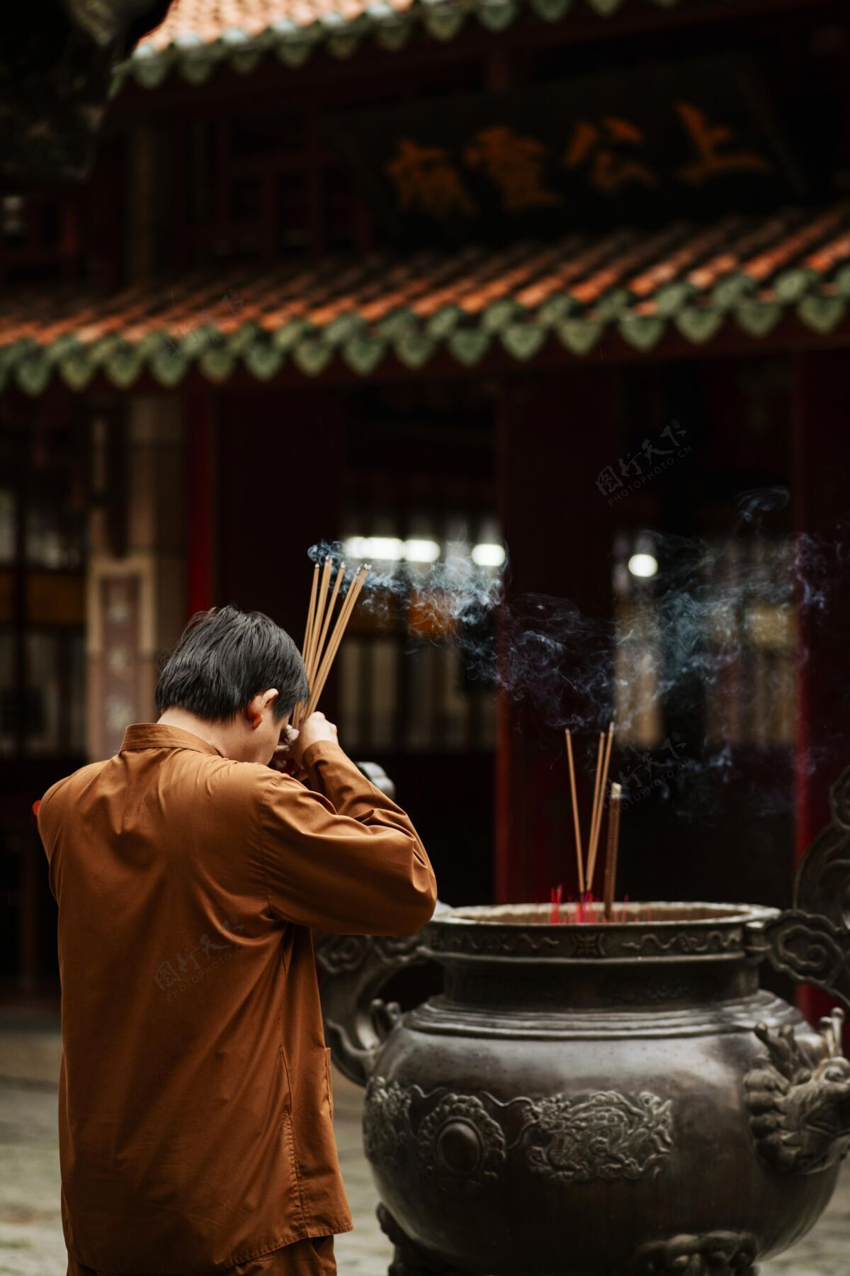 精神侧视图的宗教男子在寺庙与燃烧的香和复制空间亚洲人信仰教义