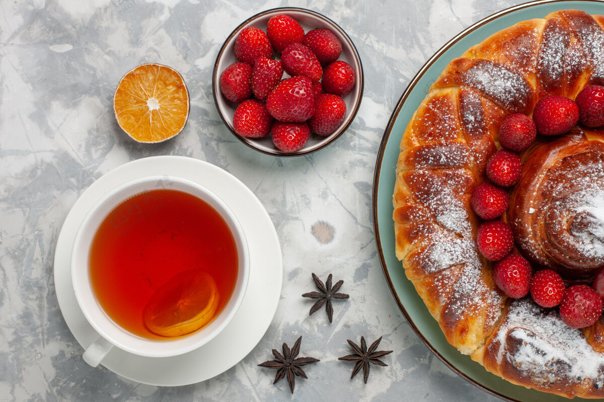 水果俯瞰美味的草莓馅饼配上一杯白面茶蛋糕馅饼饼干甜甜的糖茶烤蛋糕茶可食用的水果